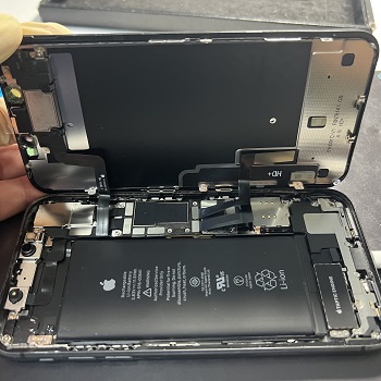 iPhone11　液晶割れ　黒いシミ　即日修理可能